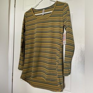#27 NWT Lularoe - Lynnae Top